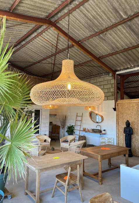 lustre-suspendu-bali-1 table en bois suar
