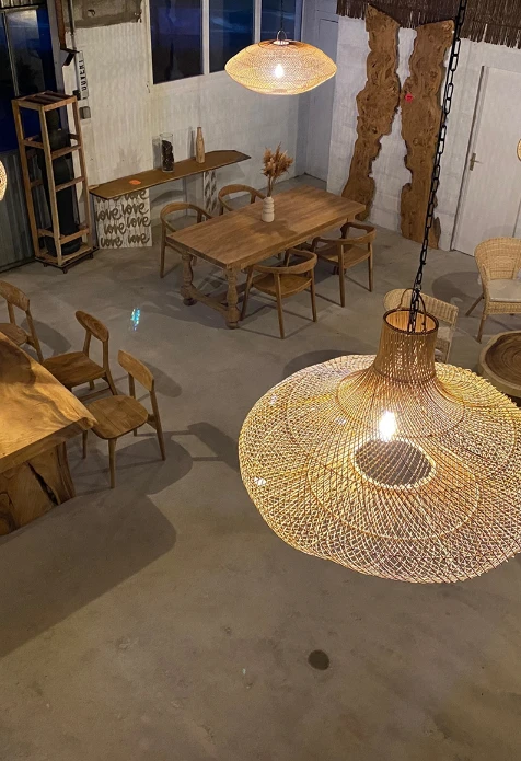 lustre-suspendu-bali-deco table en bois suar